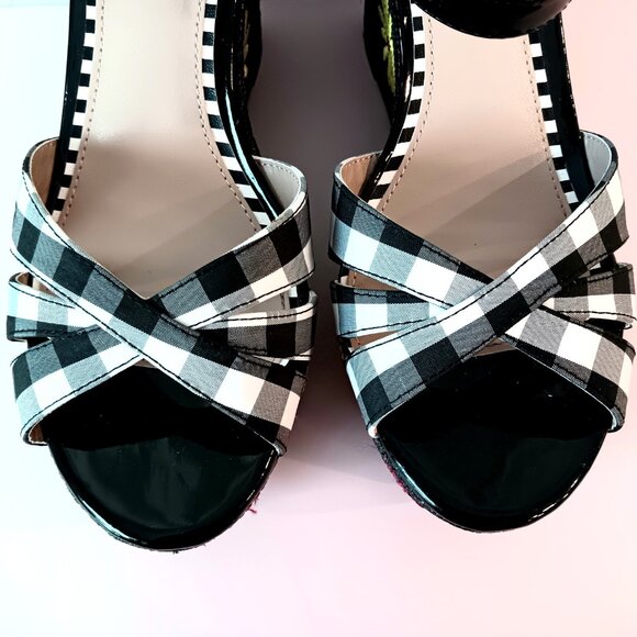 EUC ~ BETSEY JOHNSON Floral Embroidered Platform Wedge Sandals ~ Size: 9.5 - Picture 4 of 10